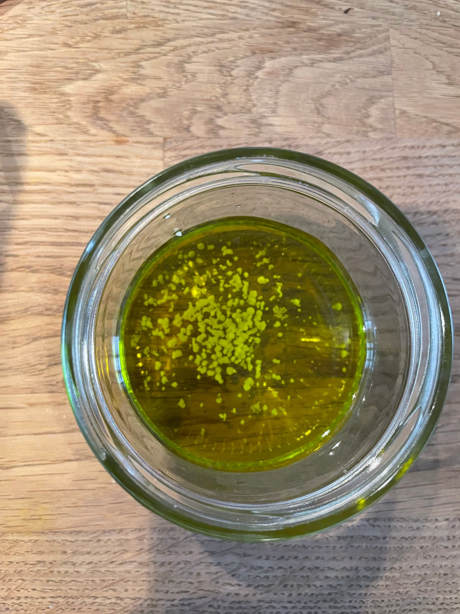 Olivenöl mit weißen Flocken durch Kälte im Winter